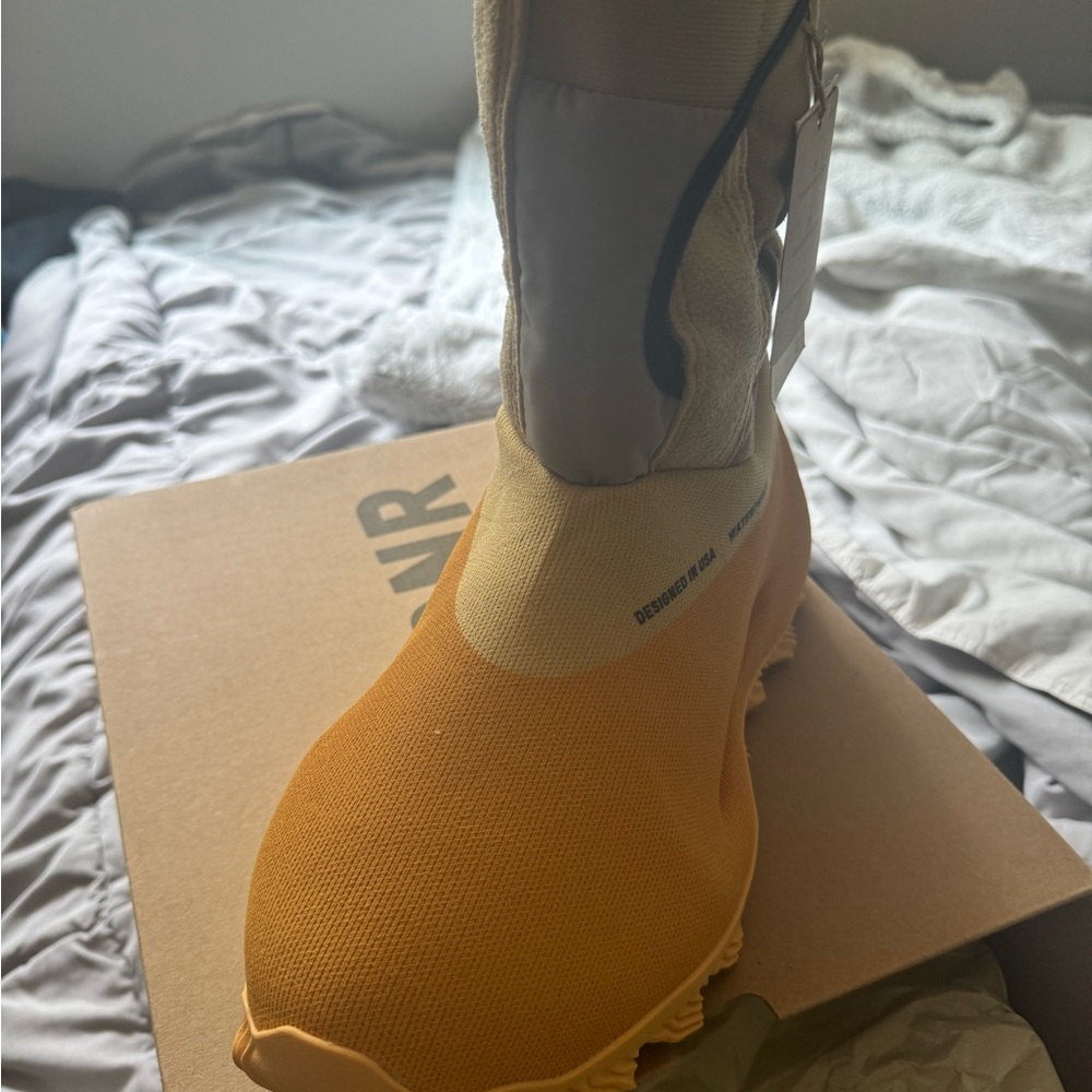 adidas Yeezy Sulfur Knit RNR BT - Picture 2 of 7